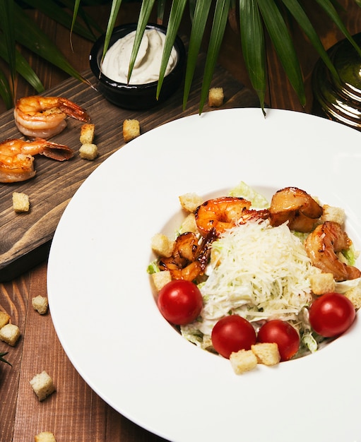 Saladas de papaia crevettes com tomate - frutos do mar com camarões frescos, berbigão com molho picante - Foto gratuita