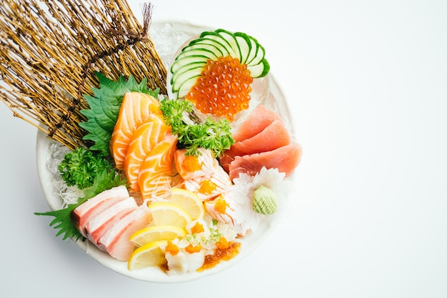 Sashimi misto cru e fresco com salmão, atum, hamaji e outros Foto gratuita