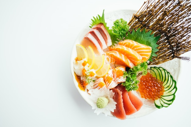 Sashimi misto cru e fresco com salmão, atum, hamaji e outros Foto gratuita