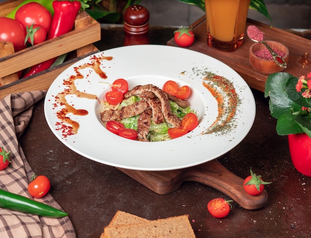Saudável, grelhados, salada caesar carne, com, queijo, tomates cereja, e, alface Foto gratuita
