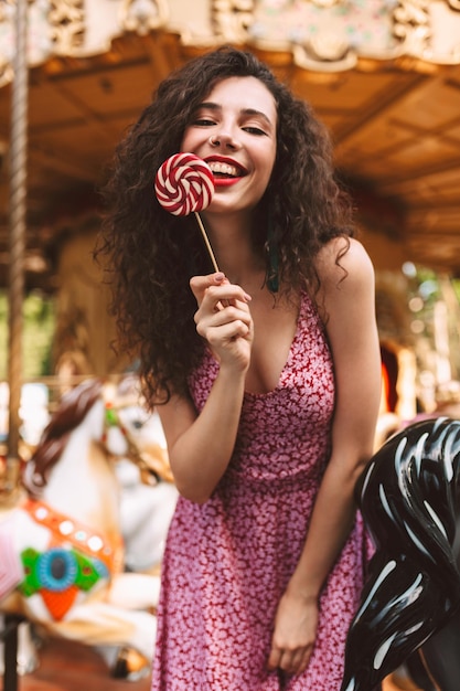 Senhora Muito Sorridente Cabelo Encaracolado Escuro No Vestido Em