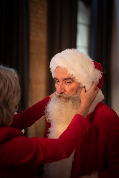 Sênior papai noel com barba e chapéu Foto gratuita