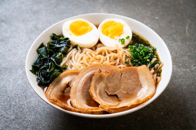 Shoyu macarrão com carne de porco e ovo Foto Premium