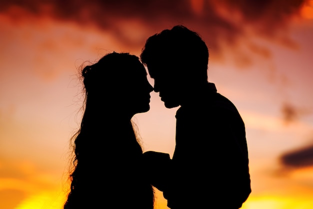 Silhueta de casamento casal apaixonado beijando e de mãos