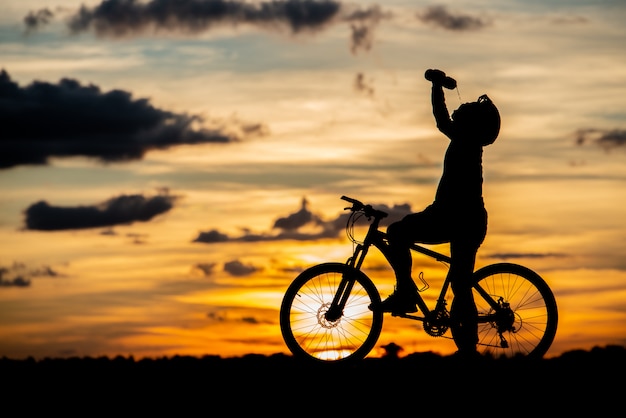Silhueta De Descanso Do Ciclista Ao Pôr Do Sol Conceito Ativo Esporte Ao Ar Livre Foto Grátis 