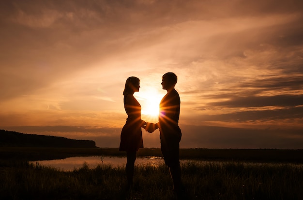 Silhuetas De Um Casal Foto Premium