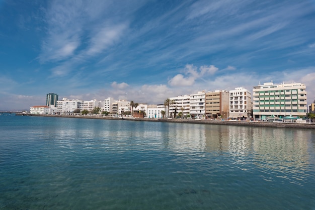 Skyline do capital de arrecife em lanzarote, ilhas canárias, espanha. Foto Premium