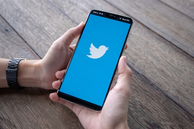 Smartphone com o logotipo do twitter na tela. Foto Premium