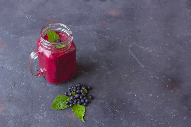 Smoothie De Amora Em Caneca De Frasco De Pedreiro Com Hortela E Algumas Frutas Frescas O