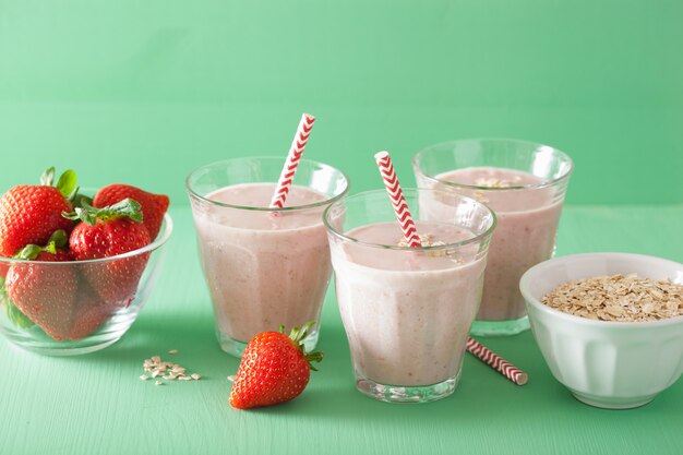 Smoothie De Aveia Morango Saud Vel Em Vidro Foto Premium