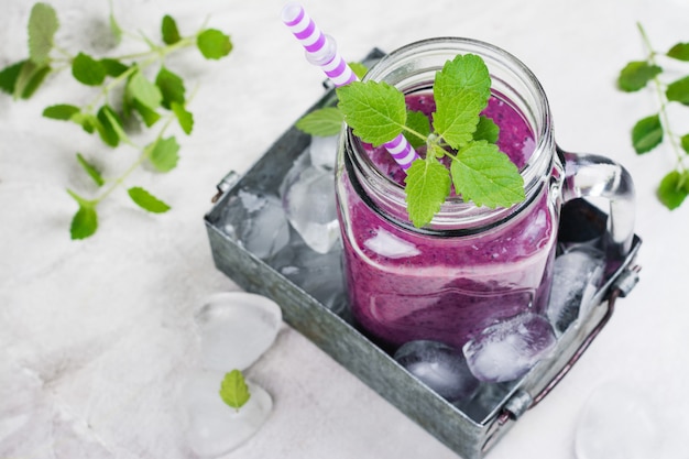 Smoothie de baga roxa, dieta de alimentos crus Foto Premium