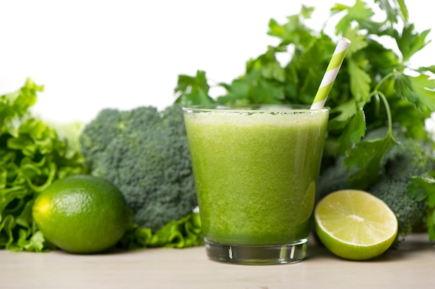 Smoothie de desintoxicação verde. receitas de batidos para uma rápida perda de peso Foto gratuita