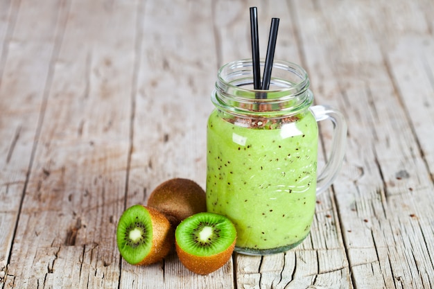 Smoothie verde com sementes de kiwi, maçã, limão e linho. Foto Premium