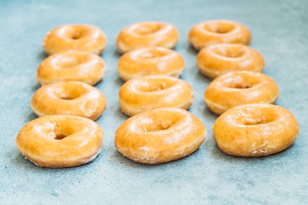 Sobremesa doce com muitos donuts Foto gratuita