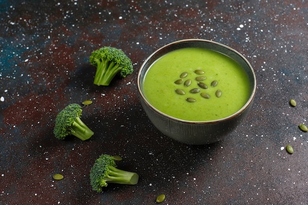 Sopa creme de brócolis caseiro verde delicioso. Foto gratuita