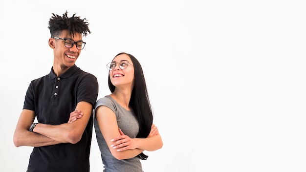 Sorrindo, homem mulher, com, seu, braço cruzou, ficar, contra, branca, fundo Foto gratuita