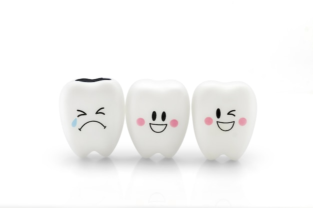 Sorriso do dente e emoção do grito isolada no fundo branco, com trajeto de grampeamento. Foto Premium