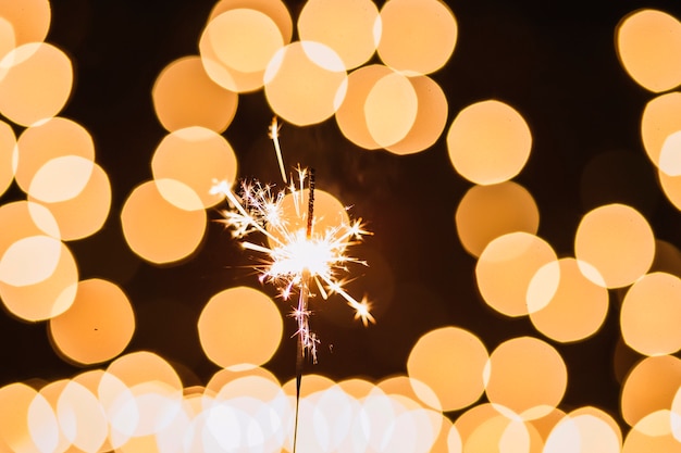 Sparkler perto de manchas de luz Foto gratuita