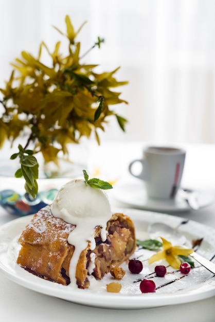 Strudel de maçã com sorvete Foto Premium