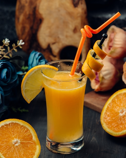 Suco De Laranja Com Fatia E Tubo Vermelho Em Um Copo Foto Grátis 7496