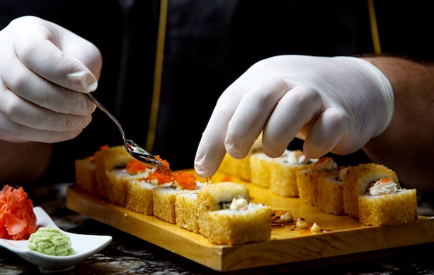 Sushi de peixe fresco com caviar vermelho em cima da mesa Foto gratuita