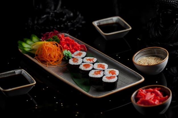 Sushi japonês com caviar de salmão Foto gratuita