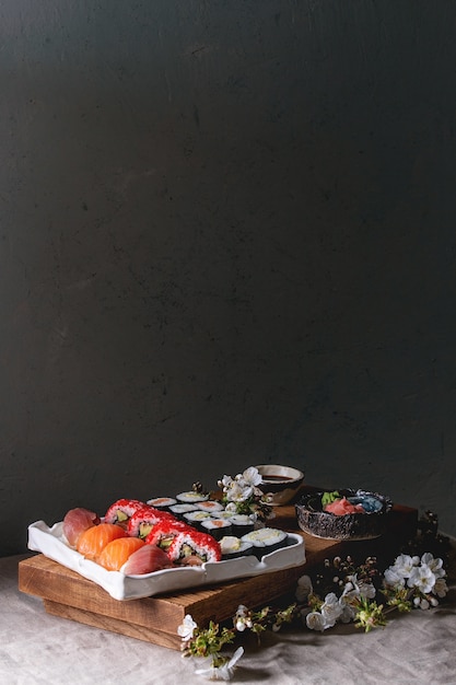 Sushi set nigiri e rolos de sushi Foto Premium