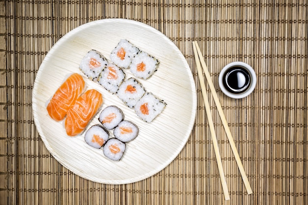 Sushi, uma comida típica japonesa preparada com uma base de arroz e vários peixes crus, como atum, salmão, camarão e pargo. Foto Premium