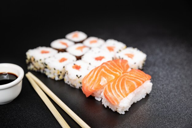 Sushi, uma comida típica japonesa preparada com uma base de arroz e vários peixes crus. Foto Premium