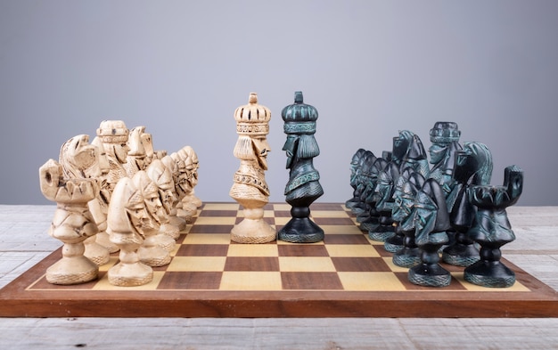 Tabuleiro de xadrez com peças de colecção colocadas em ordem e os reis  enfrentados | Foto Premium