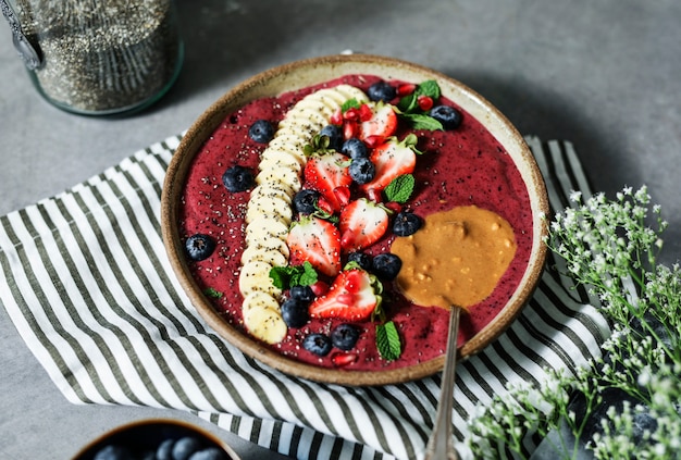 TaÃ§a de aÃ§aÃ­ preenchida com bons antioxidantes