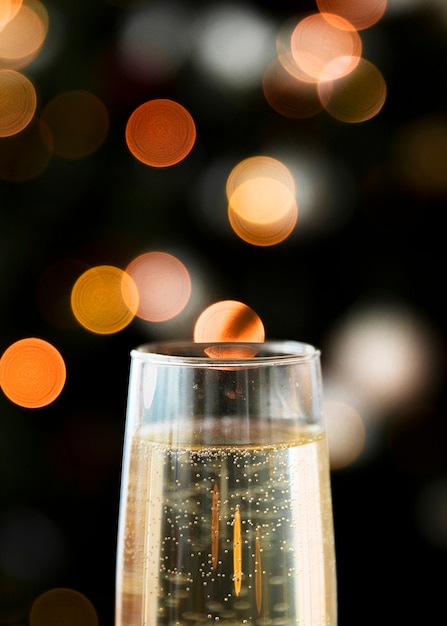 Taça de champanhe com bokeh Foto gratuita