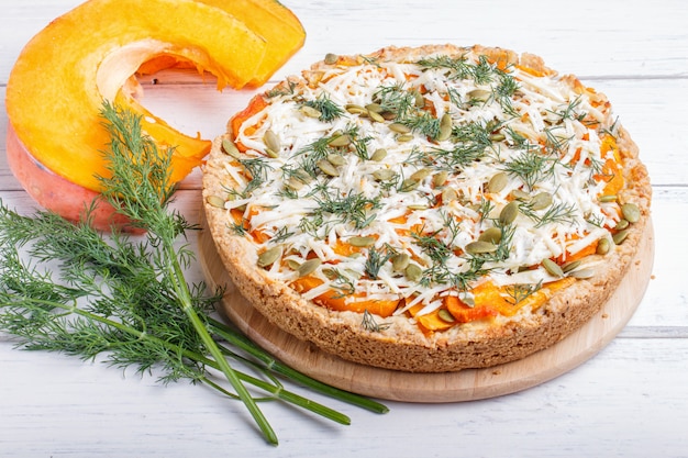 Tarte de abóbora doce com queijo e aneto em de madeira branco. Foto Premium