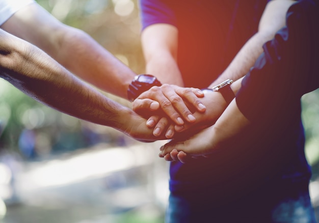 Teamwork e unity teamwork, handshaking na equipe team concept Foto Premium