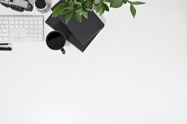 Teclado de computador da opinião superior do espaço de trabalho, café, caderno com decoração da planta. Foto Premium