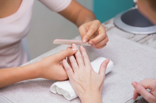 Foto Premium | Técnico de unhas dando manicure ao cliente