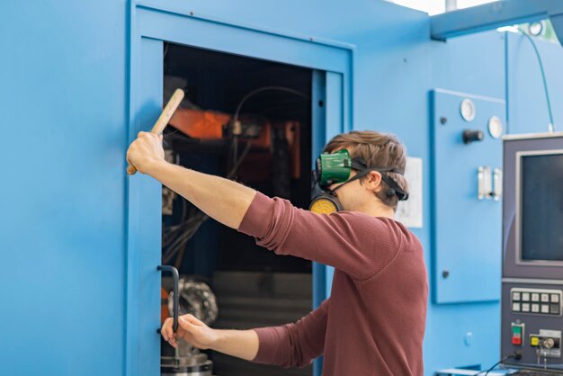 Técnico Instala Máquina De Solda Na Fábrica B | Foto Premium