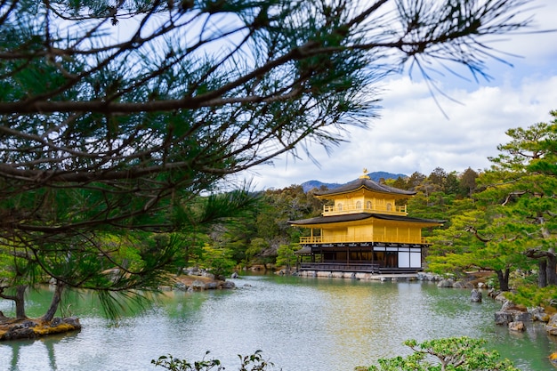 Templo Kinkaku Ji O Pavilhao Dourado Um Templo Zen Budista Em Kyoto Japao Foto Premium