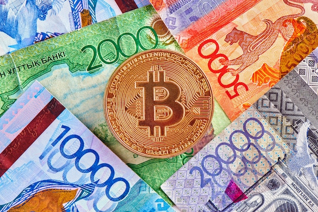 Tenge cazaque dinheiro e criptomoeda bitcoin close-up. conceito de investimento em moeda virtual digital na internet Foto Premium