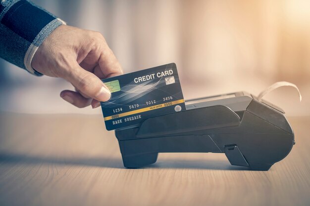 Terminal de pagamento com cartão de crédito para compras on-line Foto Premium