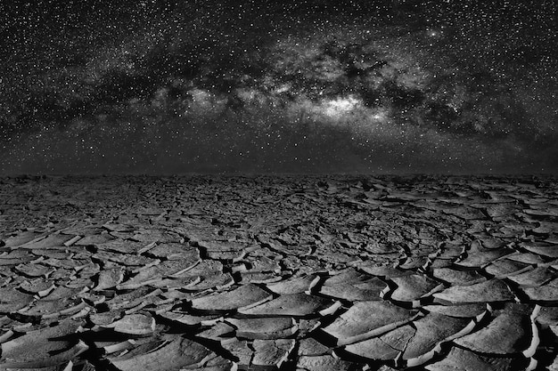 Terra seca e espaço rachados do universo da galáxia da via látea no céu noturno. Foto Premium