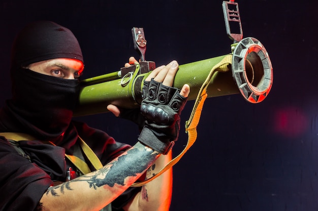 Terrorista com sua arma. sobre terrorismo Foto Premium