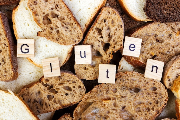 Texto sem glúten. pão cortado na parte superior da tabela, conceito sem glúten. pão caseiro sem glúten para pessoas com alergia Foto Premium