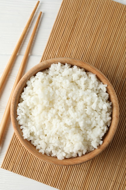 Tigela Arroz Cozido E Os Pauzinhos Na Superf Cie De Madeira Foto