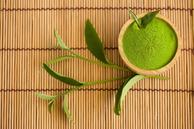 Tigela De Pó De Matcha Colher De Pau E Bata A Cerimônia Da Folha De Chá Verde Foto Premium 3180