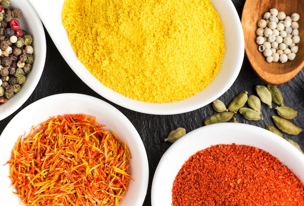 Tigelas com sabor com especiarias na mesa Foto gratuita