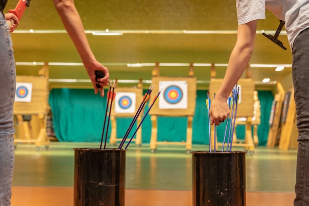 Tiro com arco no pavilhão desportivo. competição pelo melhor tiro uma