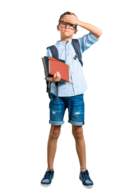 Todo o corpo do rapaz estudante com mochila e óculos cobrindo os olhos pelas mãos. de volta à escola Foto Premium