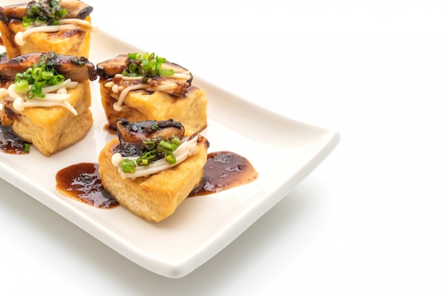 Tofu grelhado com cogumelo shitake e cogumelo agulha dourada Foto Premium