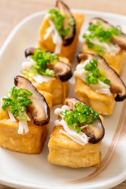 Tofu grelhado com cogumelo shitake e cogumelo com agulha dourada Foto Premium